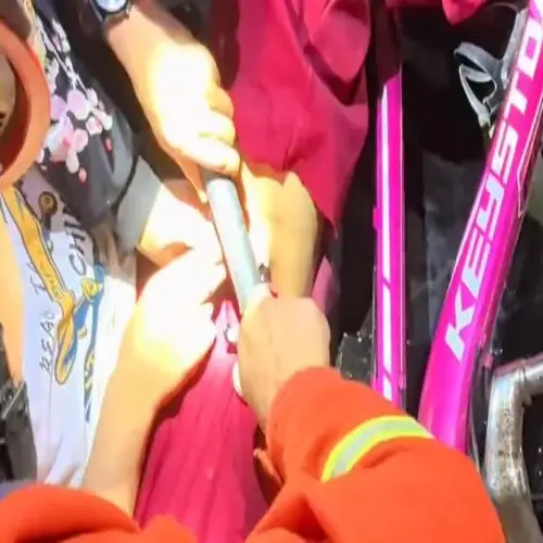 男孩骑车失误刹车把手插进大腿里