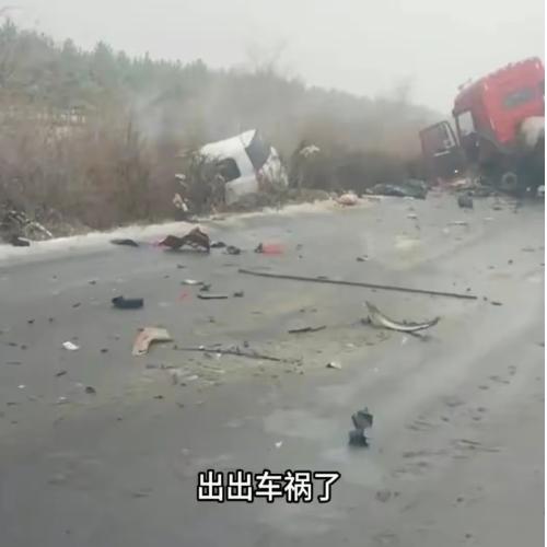 河北承德多车相撞 目击者称死亡8人